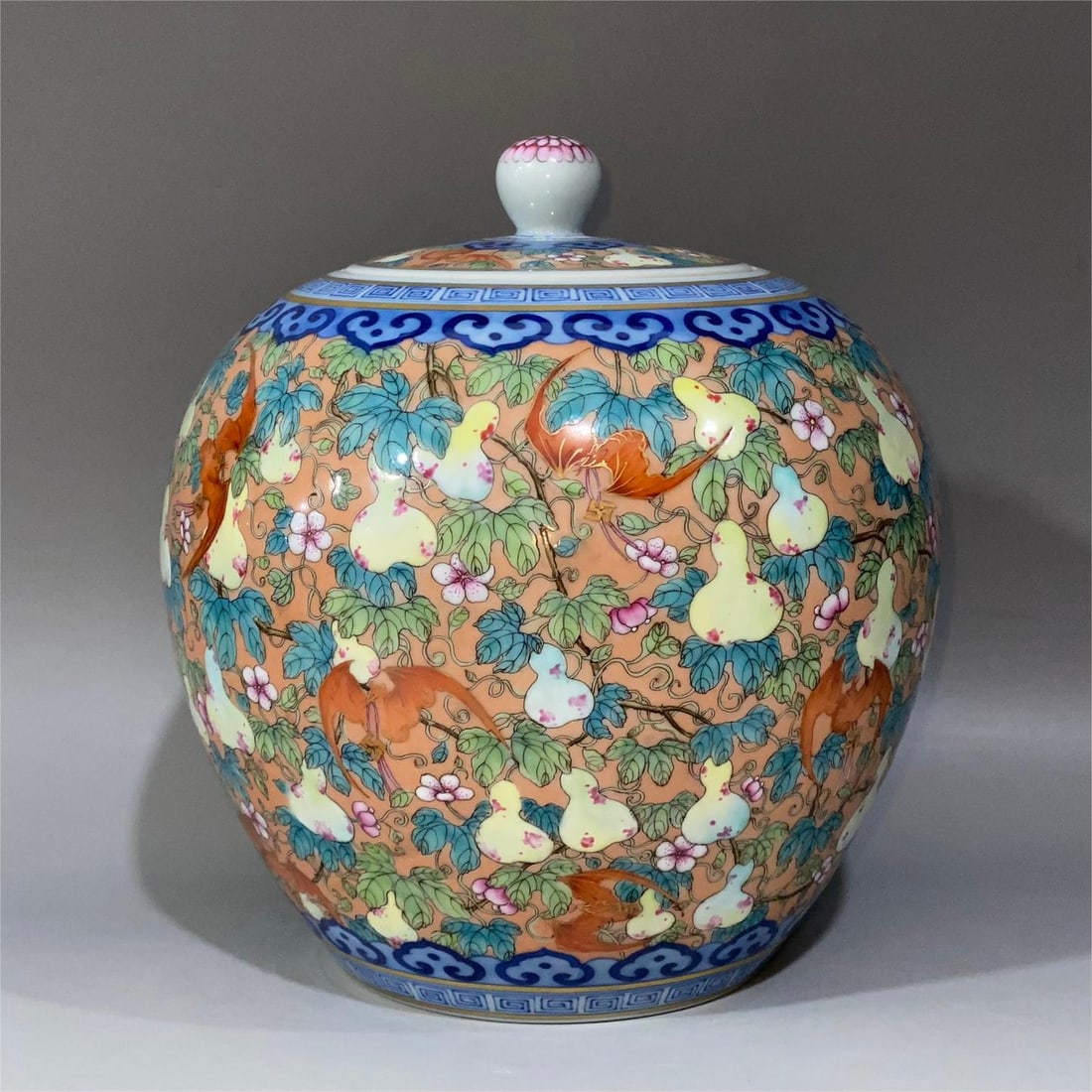 A gourd melon made in the Qianlong period of the Qing Dynasty with a red gold-painted bat blue and: Qing Dynasty Qianlong year gourd melon alum red gold-painted bat blue and white ruyi back pattern lid jar Size:H:20cmCalibre:9.3cmBellydiameter:18cmBottom:10.3cm (The Dimensions Of All Batches Are Man