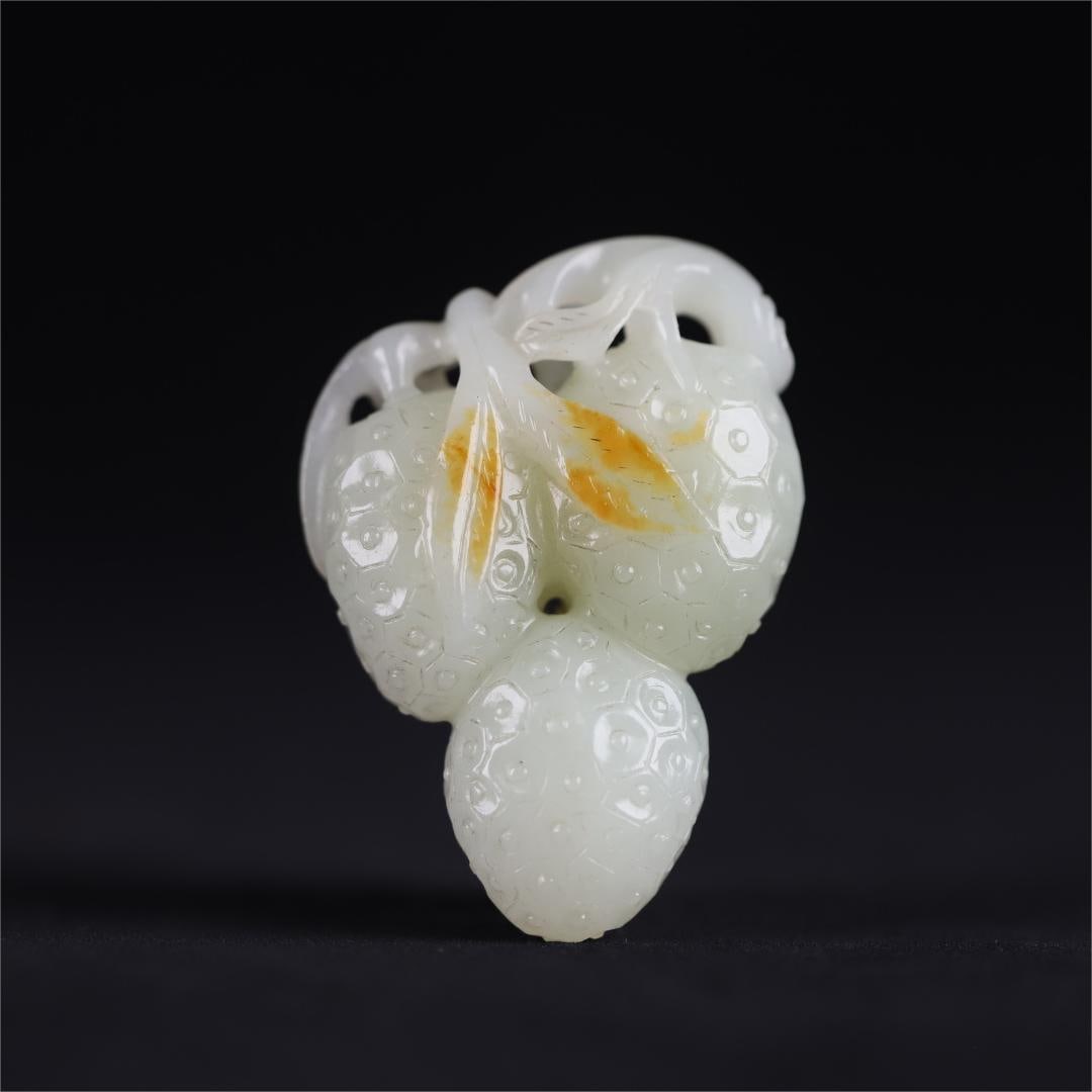 A Qing Dynasty Hetian jade with leather cleverly carved lychee handle: The Hetian jade of the Qing Dynasty is skillfully carved with lychee handles Size:74.92cmW:0.0844kg (The Dimensions Of All Batches Are Manually Measured.If You Need More Detailed Information, Please C