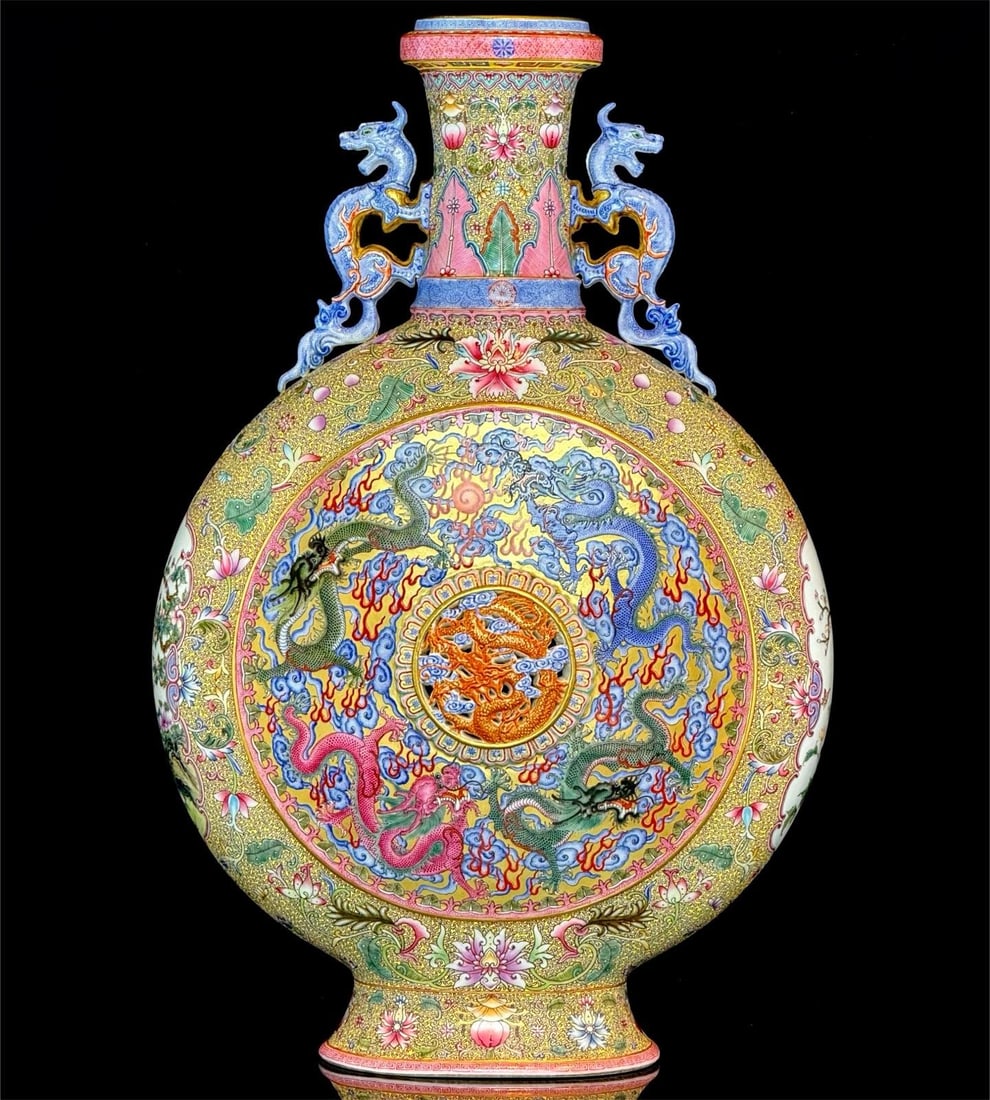 A Qing Dynasty Qianlong year ancient Yuexuan entwined lotus pattern, gold background hollow ten: Qing Dynasty Qianlong system The ten dragons in the consecration of the bottle body not only correspond to the ten perfect martial arts pursued by the Qianlong Emperor, symbolizing the ultimate perfec