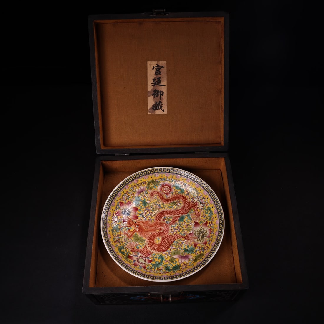 A hand-painted pastel porcelain plate from the Qing Dynasty's imperial collection: The Qing Dynasty's imperial collection of hand-painted pastel porcelain plates Size:W:280gH:4cmD:20cm (The Dimensions Of All Batches Are Manually Measured.If You Need More Detailed Information, Please