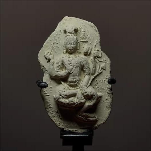 A piece of exquisite Ali white mud rub: Exquisite Ali white mud rub Size:9.5cmx5.5cm (The Dimensions Of All Batches Are Manually Measured.If You Need More Detailed Information, Please Contact Our Customer Service Before Bidding.)