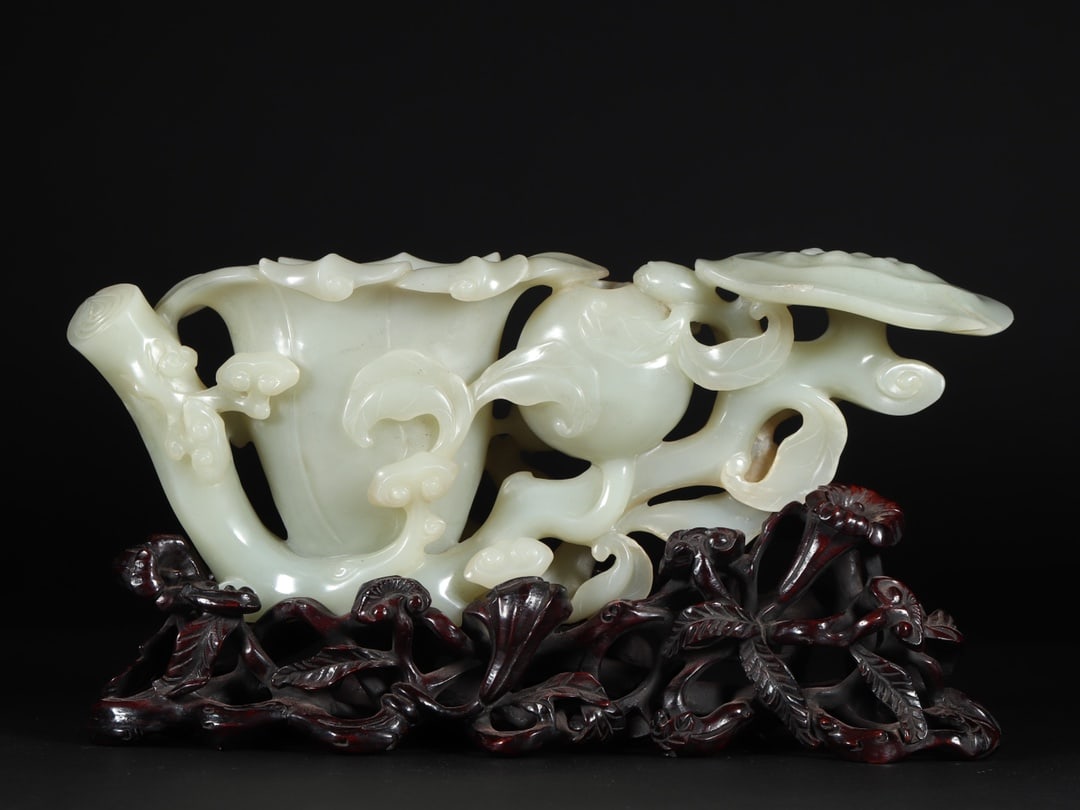 A beautiful Hetian jade lotus leaf ganoderma lucidum washed ornament (1 of 9)