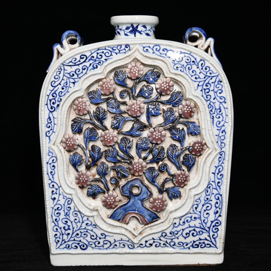 A blue and white glazed red pinched flower flat bottle from the Yuan Dynasty (1 of 9)