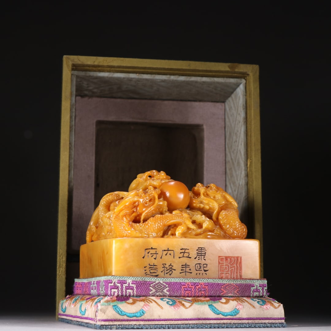 A Qing Dynasty Tian Huangshi Three Dragons Playing Bead Button Seal: Qing Dynasty's Tian Huangshi Three Dragons Playing Bead Button Seal Size:H:7.9cmW:9.5cmW:1.130kg (The Dimensions Of All Batches Are Manually Measured.If You Need More Detailed Information, Please Cont