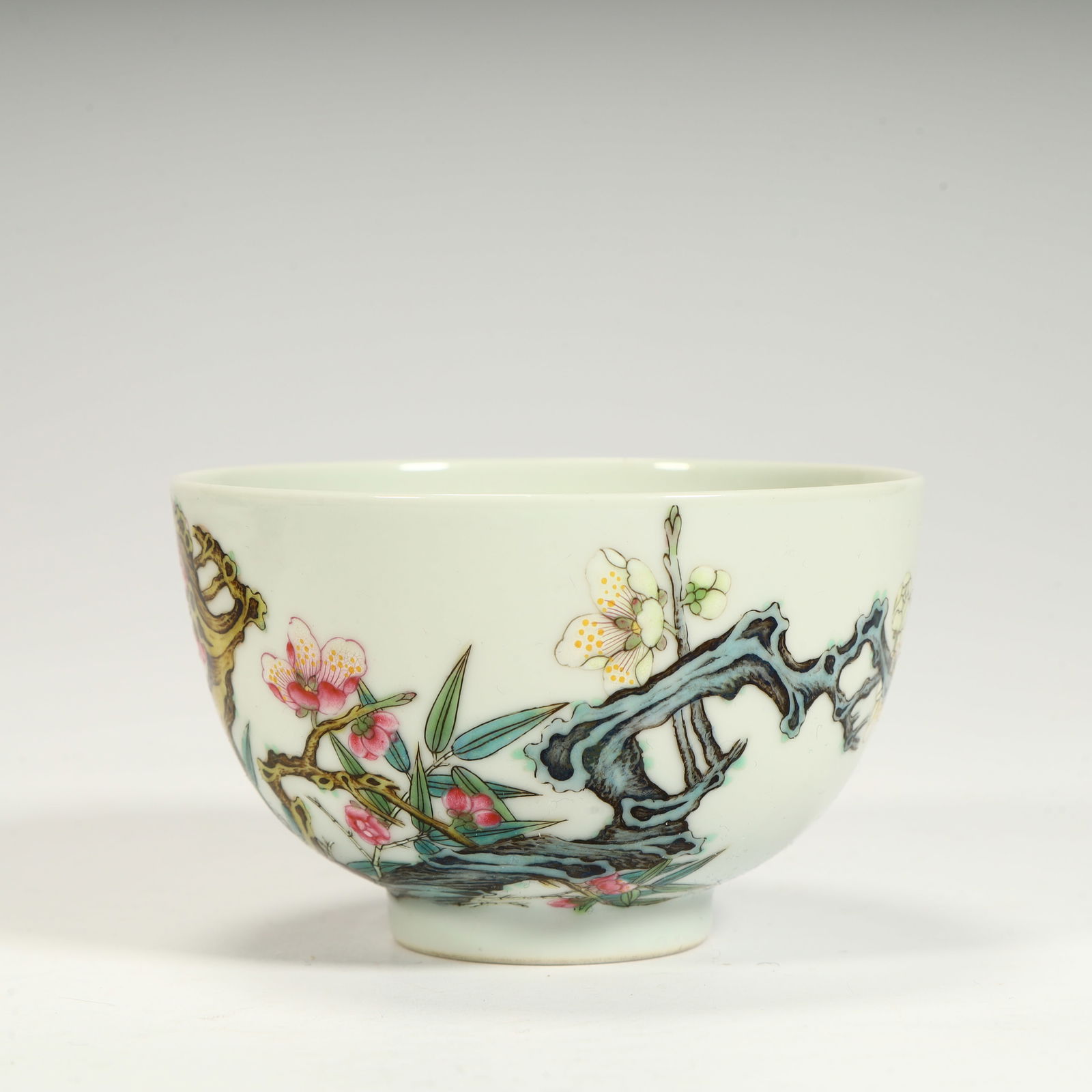 A pastel plum pattern cup made in the Yongzheng year of the Qing Dynasty: Qing Dynasty Yongzheng year pastel plum pattern cup Size:H:5.5cmL: 9cmW:9cmW:0.7kg (The Dimensions Of All Batches Are Manually Measured.If You Need More Detailed Information, Please Contact Our Custom