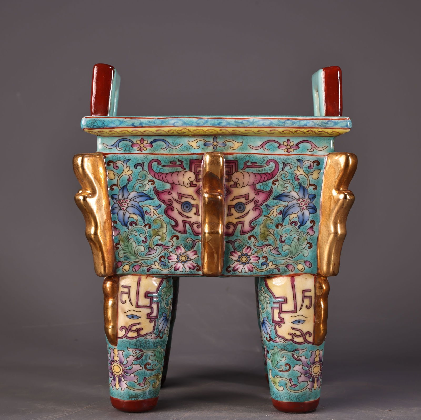 A fine enamel colored gold-painted porcelain square tripod: Exquisite enamel colored gold-painted porcelain square tripod Size:W:800gH:17cmW:13cm (The Dimensions Of All Batches Are Manually Measured.If You Need More Detailed Information, Please Contact Our Cus
