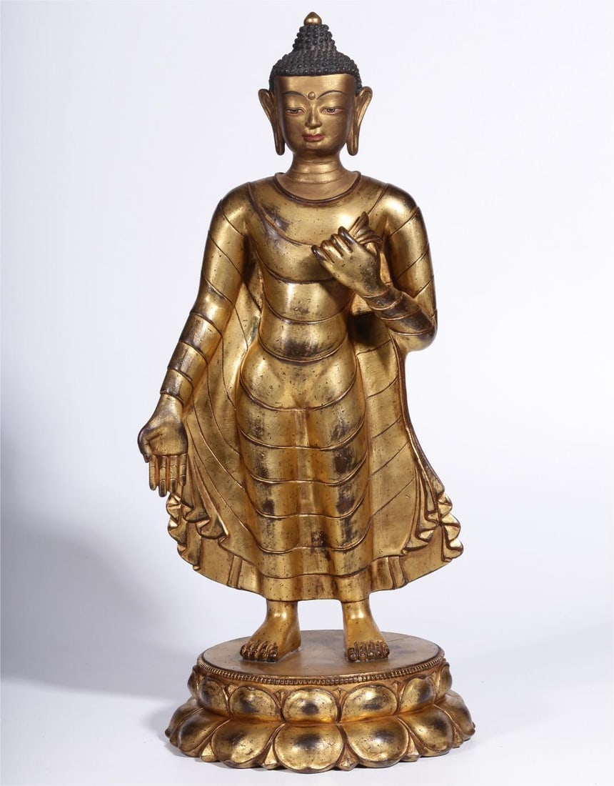 A bronze gilt statue of the Great Sun Buddha from the Qing Dynasty: The bronze gilt Buddha statue of the Qing Dynasty Size:H:32.5cmL:15cmW:14cmW:3.514kg (The Dimensions Of All Batches Are Manually Measured.If You Need More Detailed Information, Please Contact Our Cust