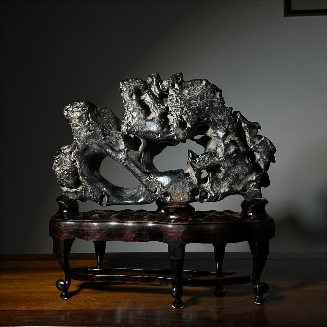 A beautiful Taihu Lake stone ornament: Exquisite Taihu Lake stone ornaments Size:L:42cmH:40cmT:13cm (The Dimensions Of All Batches Are Manually Measured.If You Need More Detailed Information, Please Contact Our Customer Service Before Bidd