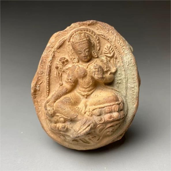 A 15th-century statue of Green Tara: The 15th century Green Tara rubbed the statue Size:H:6.5cmW:5.5cm (The Dimensions Of All Batches Are Manually Measured.If You Need More Detailed Information, Please Contact Our Customer Service Before