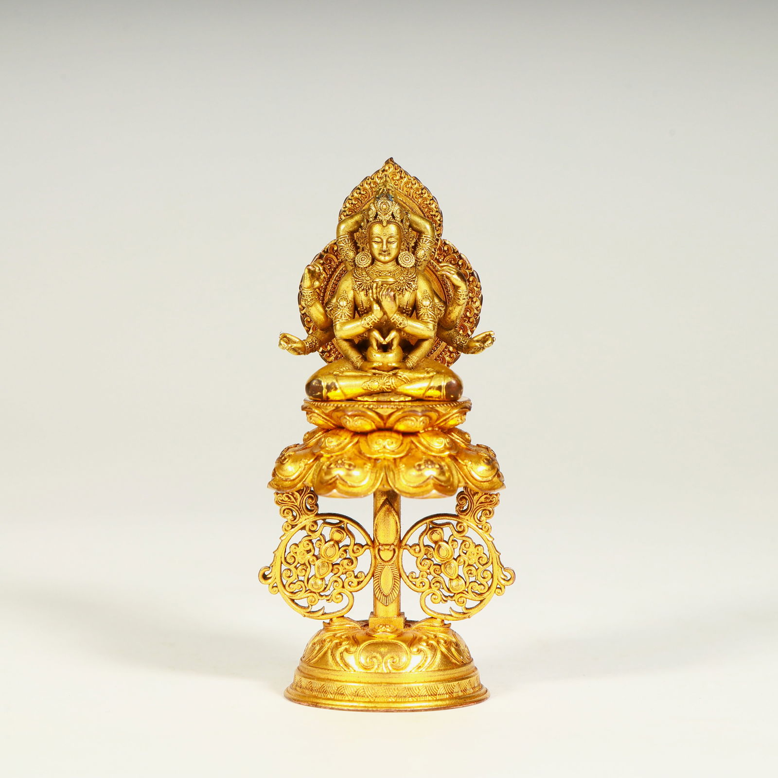 A Qing Dynasty bronze gilt eleven-sided Guanyin statue: Qing Dynasty bronze gilt eleven-sided Guanyin statue Size:H:8cmL: 4cmW:4cmW:63.3g (The Dimensions Of All Batches Are Manually Measured.If You Need More Detailed Information, Please Contact Our Custome