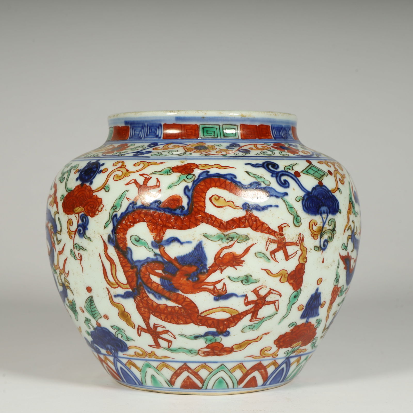 A colorful dragon pattern jar made in the Wanli year of the Ming Dynasty: Colorful dragon pattern jar made in the Ming Dynasty Size:H:12.5cmL: 14.5cmW:14.5cmW:0.7kg (The Dimensions Of All Batches Are Manually Measured.If You Need More Detailed Information, Please Contact Ou