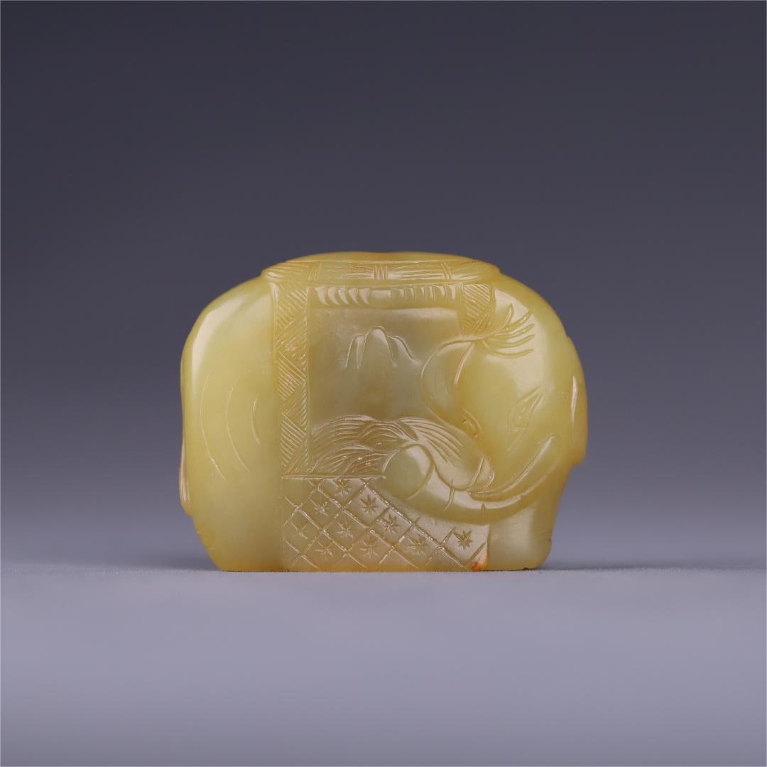 A beautiful old Hetian topaz Taiping has an elephant pendant heaven and earth hole: Exquisite old Hetian topaz Taiping has an elephant pendant heaven and earth hole Size:4.2x5.3x1.35cmW:0.0643kg (The Dimensions Of All Batches Are Manually Measured.If You Need More Detailed Informatio