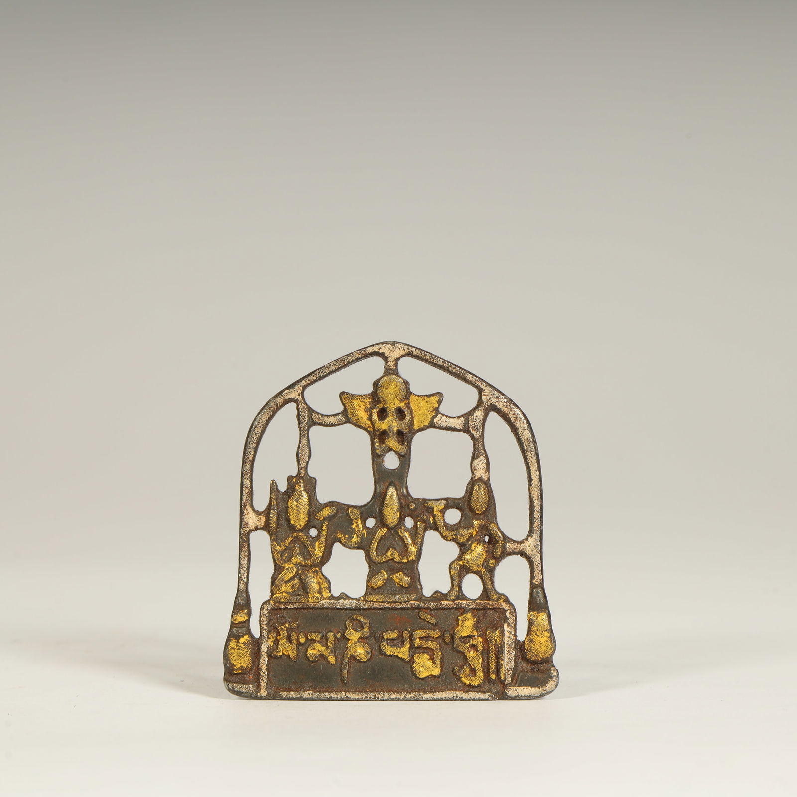 A Qing Dynasty iron-cut gold inlaid silver Buddha rubbing plaque: Qing Dynasty iron cut gold inlaid silver third Buddha rubbing plaque ornament Size:H:5cmL: 4.5cmW:4.5cmW:18.5g (The Dimensions Of All Batches Are Manually Measured.If You Need More Detailed Informatio