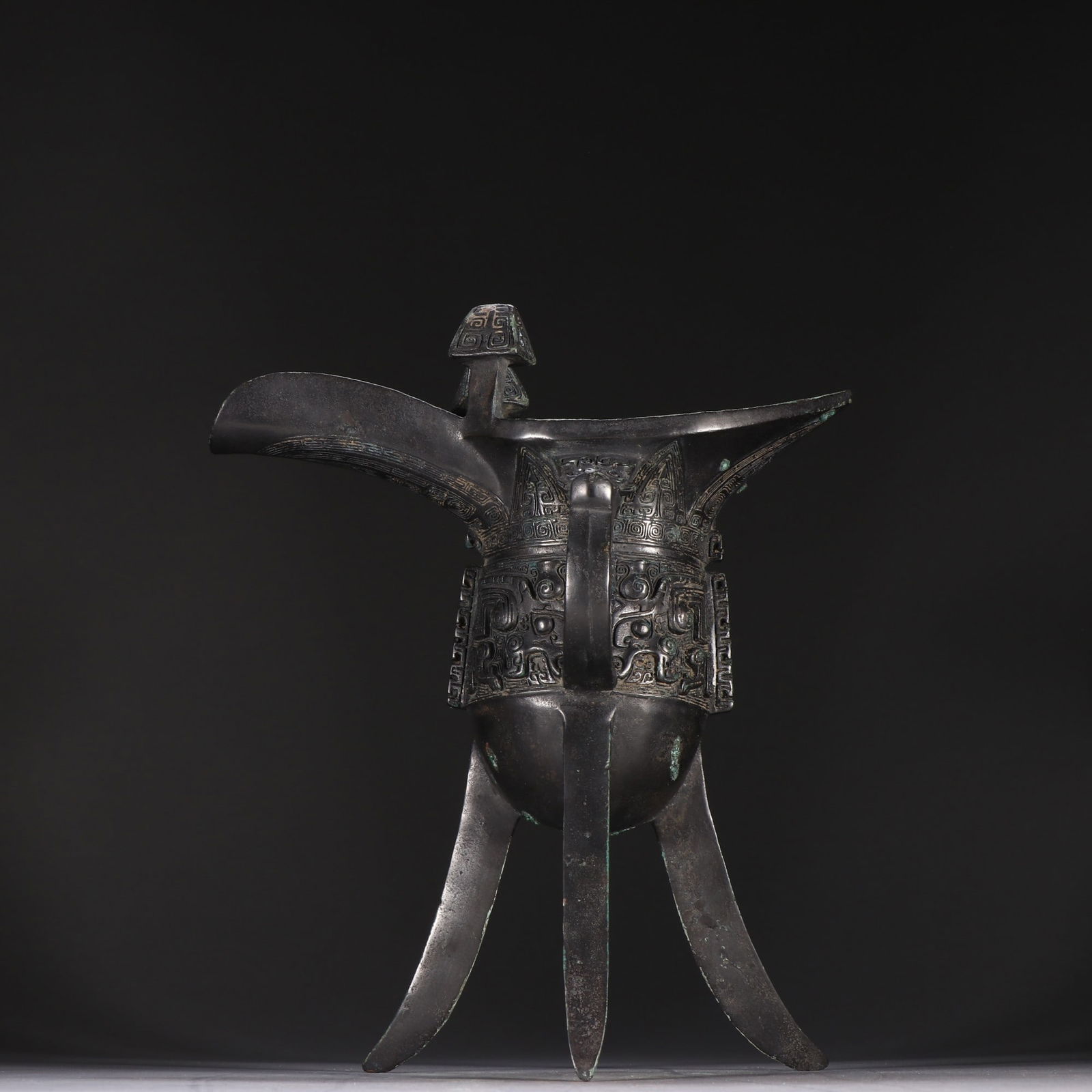 A fine bronze cup: Exquisite bronze cups Size:H:23.7cmW:21cmW:1.2799kg (The Dimensions Of All Batches Are Manually Measured.If You Need More Detailed Information, Please Contact Our Customer Service Before Bidding.)