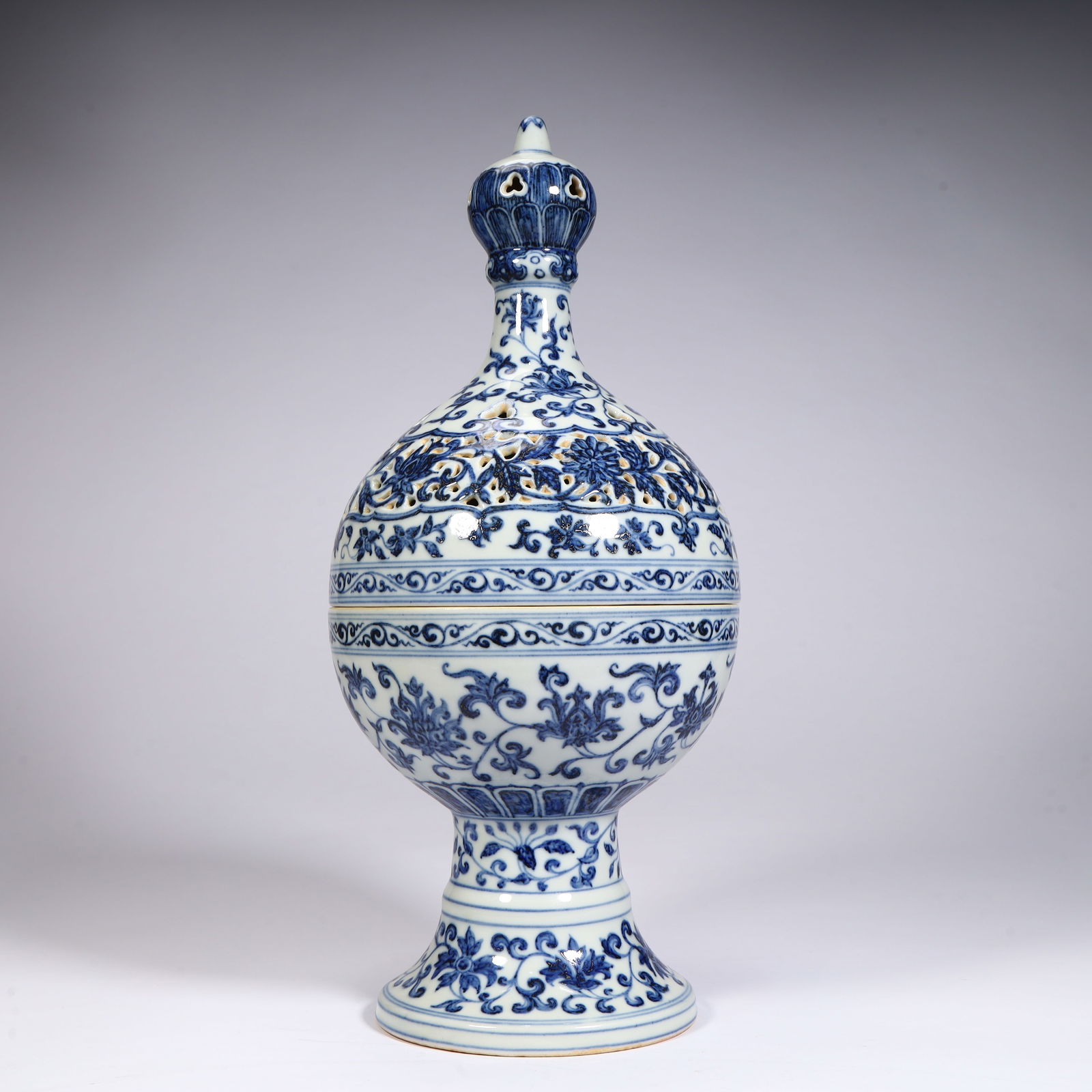 A Ming Xuande blue and white entwined floral pattern hollow incense (1 of 10)