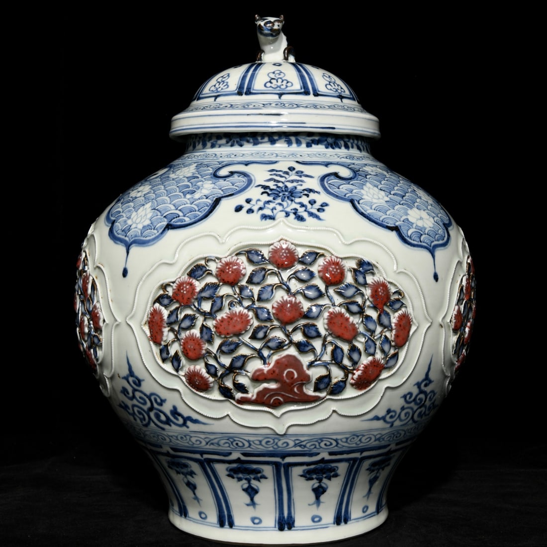 A Yuan Dynasty blue and white glaze red pinched flower pattern lid jar (1 of 8)