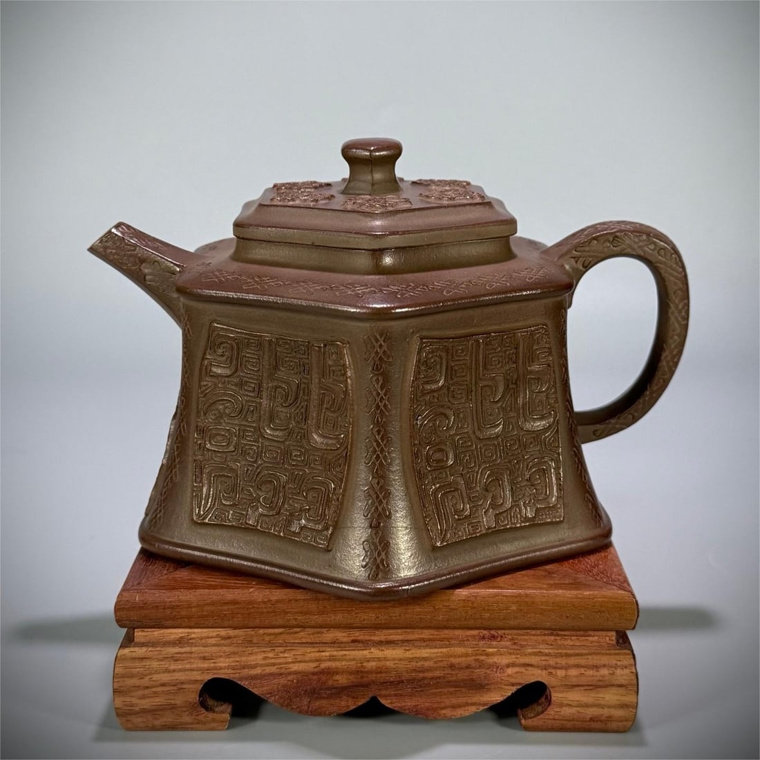 A beautifully printed decal hexagonal bell pot: Exquisite printed applique hexagonal bell pot Size:15.5×11.5×10cmW:472g (The Dimensions Of All Batches Are Manually Measured.If You Need More Detailed Information, Please Contact Our Customer Servic