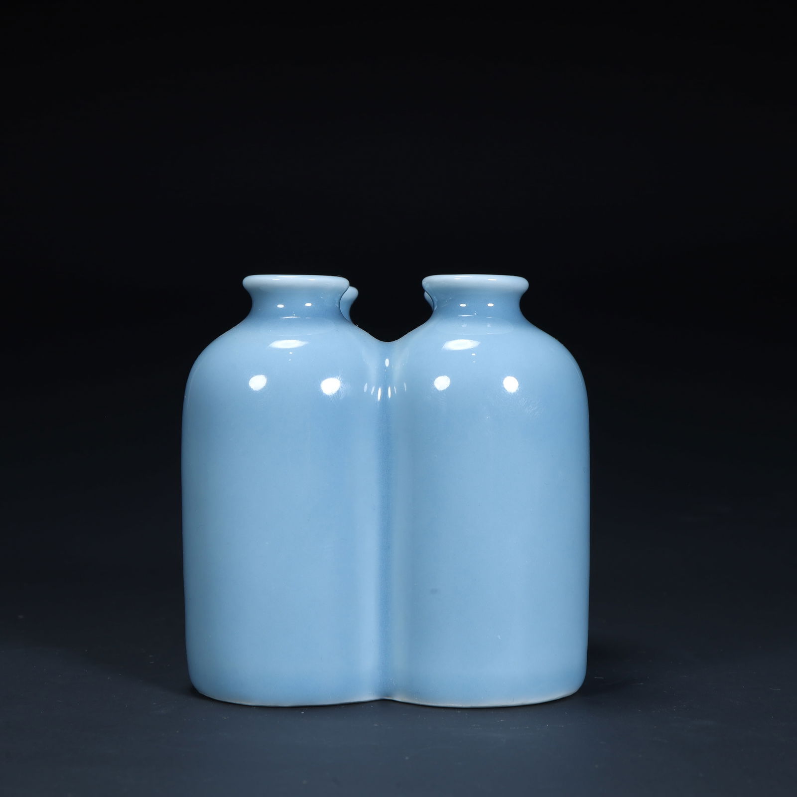 A four-barreled bottle of sky blue glaze in the Qing Dynasty: Qing Dynasty sky blue glaze four-tube bottle Size:H:10cmL: 9.5cmW:9.5cmW:537g (The Dimensions Of All Batches Are Manually Measured.If You Need More Detailed Information, Please Contact Our Customer Se