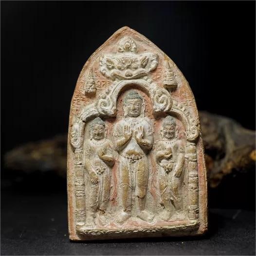 A clay sculpture of one Buddha and two Bodhisattvas in the style of Kashmir in the original ribbon: The original ribbon character of the Yuan Dynasty is a clay sculpture of one Buddha and two Bodhisattvas Size:L:10cmW:6.7cm (The Dimensions Of All Batches Are Manually Measured.If You Need More Detail