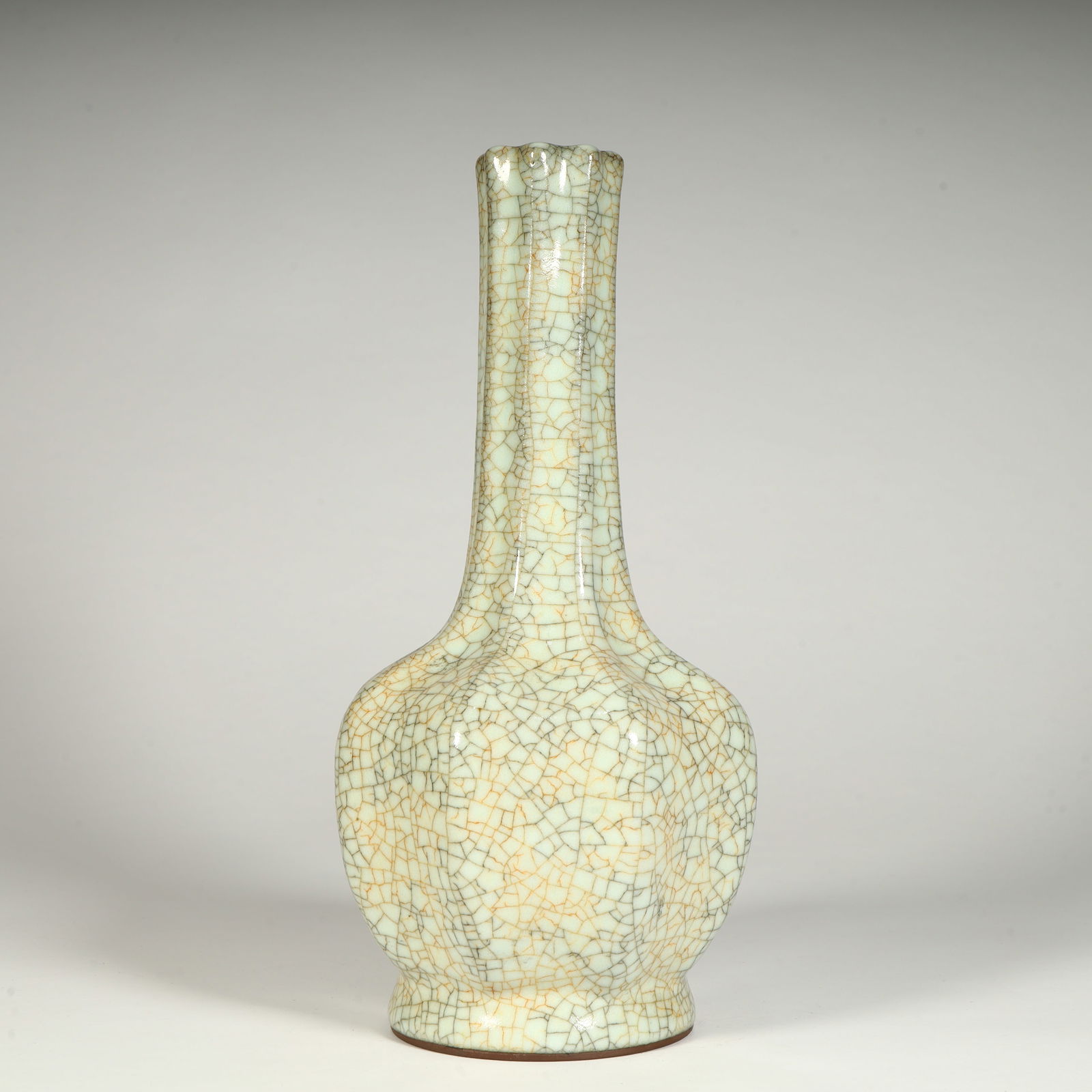A Qing Dynasty imitation Ge glazed melon edge long neck bottle: Qing Dynasty imitation Ge glazed melon edge long neck bottle Size:H:26cmL: 11.5cmW:11.5cmW:937g (The Dimensions Of All Batches Are Manually Measured.If You Need More Detailed Information, Please Conta