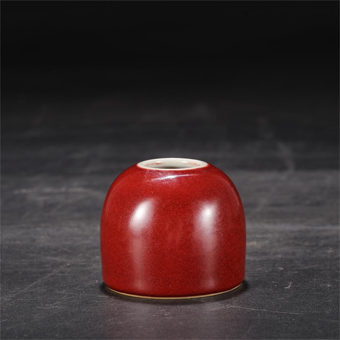 A piece of Kangxi Jihong glaze horseshoe wash of the Qing Dynasty: Qing Dynasty's Kangxi Jihong glaze horseshoe wash Size:H:5.8cmCalibre:2.5cmBellydiameter:6cm (The Dimensions Of All Batches Are Manually Measured.If You Need More Detailed Information, Please Contact