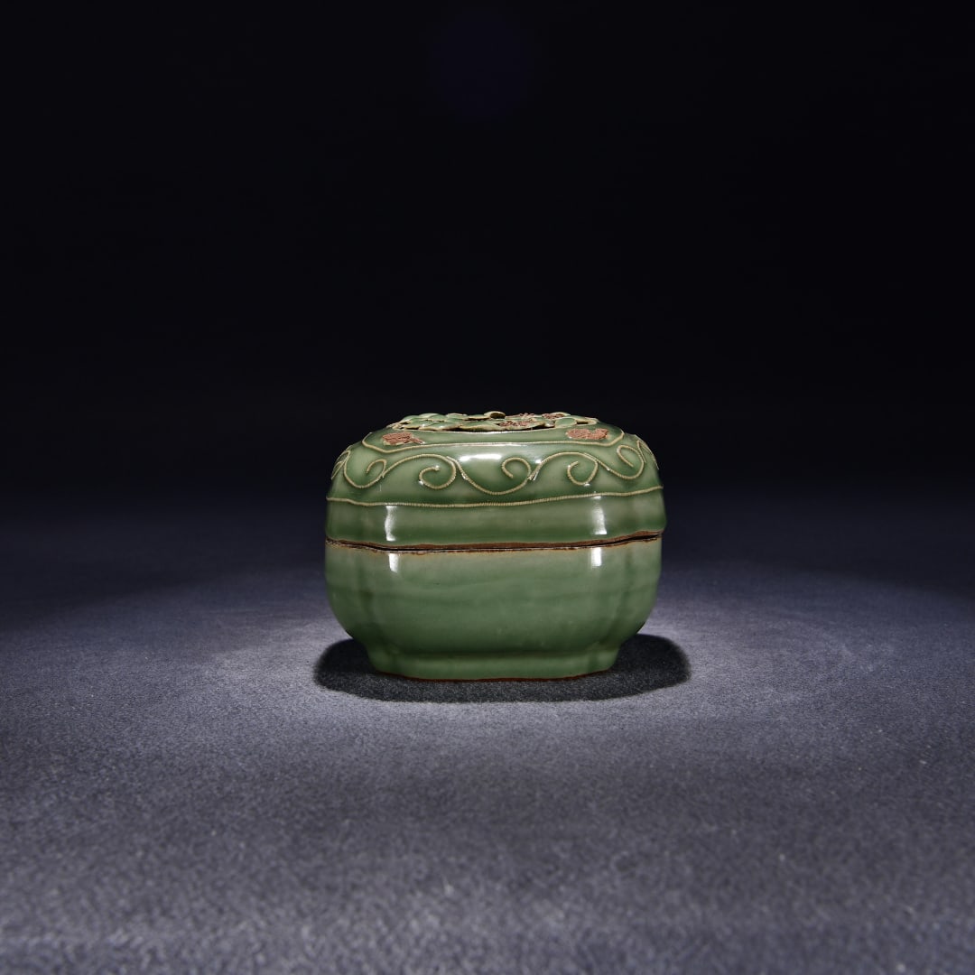 A bouquet box of Longquan kiln in the Yuan Dynasty (1 of 8)