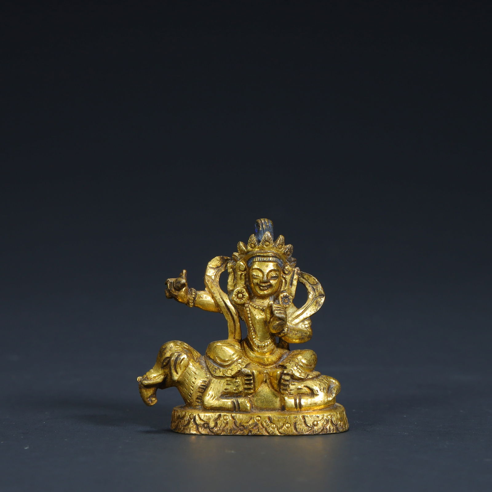 A bronze gilt riding elephant yellow god of wealth from the Qing Dynasty: The copper gilt riding elephant of the Qing Dynasty is a seated statue of the Yellow God of Wealth Size:H:3.8cmL: 3.8cmW:1.5cmW:36g (The Dimensions Of All Batches Are Manually Measured.If You Need Mor