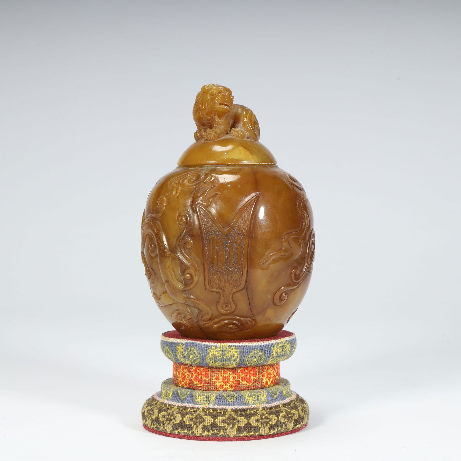 A Qing Dynasty Tianhuang stone carved lion button cloud dragon pattern lid bottle (1 of 10)