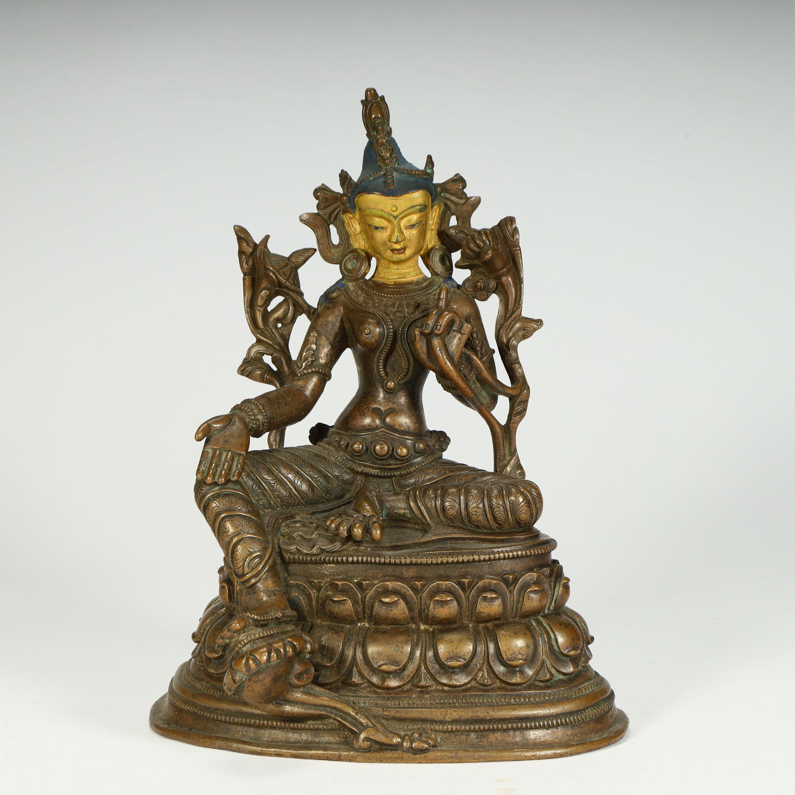 A seated statue of Tara in alloy patina from the Ming and Qing dynasties: A seated statue of Alloy Patina Tara in the Ming and Qing dynasties Size:H:20cmL: 14.5cmW:12cmW:1.6kg (The Dimensions Of All Batches Are Manually Measured.If You Need More Detailed Information, Please