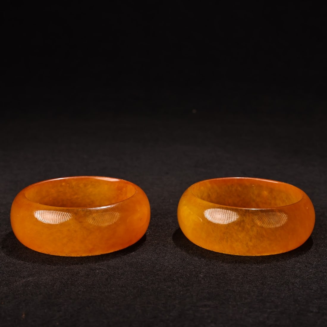 A pair of precious and rare high-ice topaz bracelets from the Qing Dynasty's imperial collection: The Qing Dynasty's imperial collection of precious and rare high-ice topaz bracelets Size:W:100glnsidediameter:6cmW:2.5cm (The Dimensions Of All Batches Are Manually Measured.If You Need More Detailed
