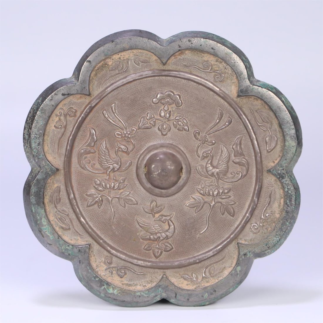 A phoenix bird pattern sunflower-shaped bronze mirror from the Tang Dynasty (1 of 9)