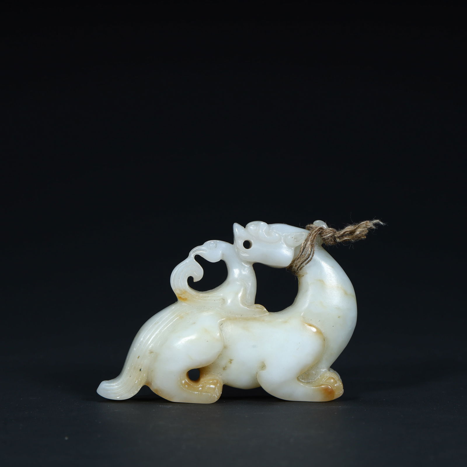 A white jade dragon and phoenix pendant from the Han Dynasty: The white jade dragon and phoenix pendant of the Han Dynasty Size:H:4.5cmL: 7cmW:1.8cmW:54.7g (The Dimensions Of All Batches Are Manually Measured.If You Need More Detailed Information, Please Contact
