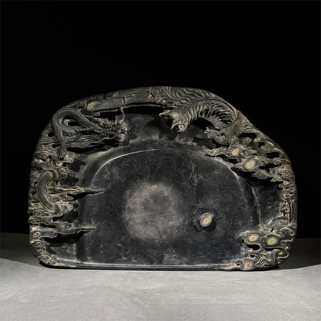 A Duanyan of Dong Gao: The Duan inkstone of Dong Hao is auspicious, the carving is fine and flexible, vivid, the hollow carving is clearly layered, the natural stone eye inkstone shape is in the shape of the atmosphere,
