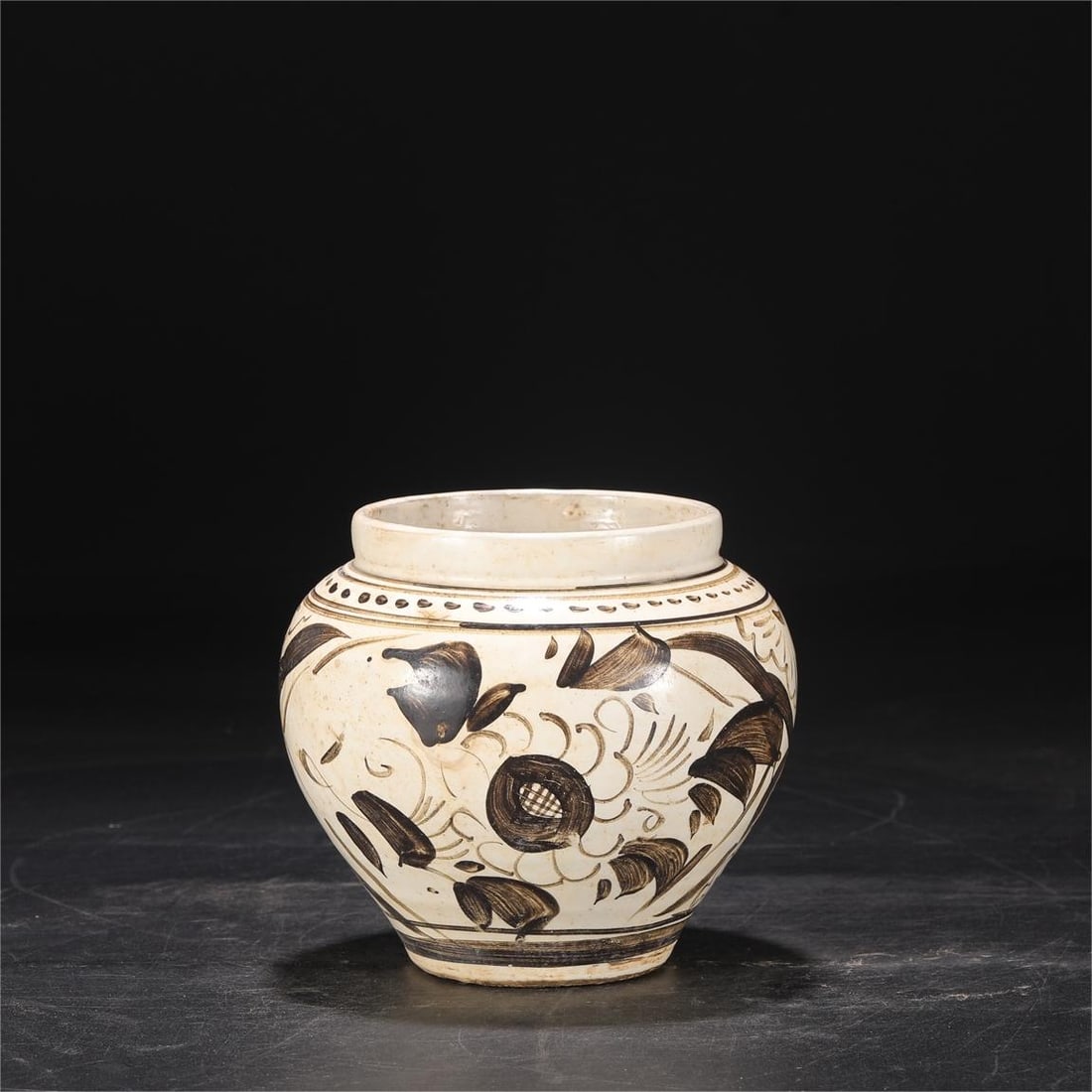 A large flower-patterned jar from the Cizhou kiln in the Song Dynasty: The flower-patterned large jar of the Cizhou kiln in the Song Dynasty Size:H:14cmCalibre:10cmBellydiameter:14.5cm (The Dimensions Of All Batches Are Manually Measured.If You Need