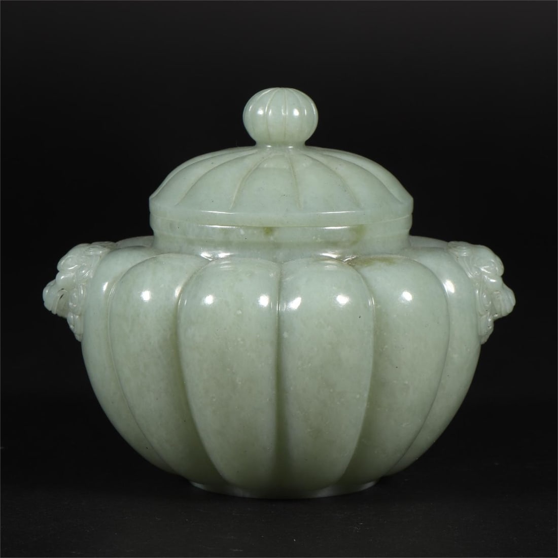 A Qing Dynasty Hetian jade melon diamond bottle: The Hetian jade melon diamond bottle of the Qing Dynasty Size:L:11.5cmW:9.8cmH:9.6cmW:324g (The Dimensions Of All Batches Are Manually Measured.If You Need More Detailed