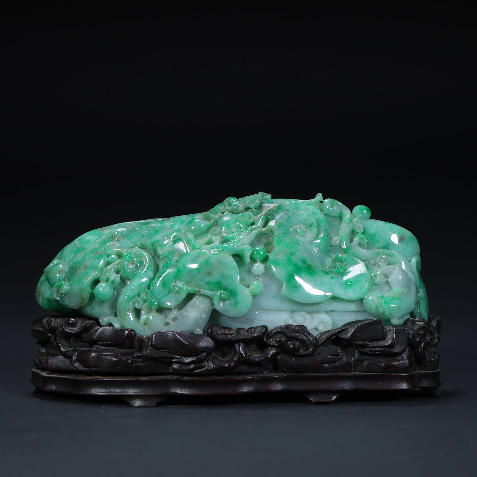 A Qing Dynasty jade carved Ganoderma lucidum Ruyi Shanzi ornament: Qing Dynasty jade carved Ganoderma lucidum Ruyi Shanzi ornament Size:H:5.5cmL: 15.5cmW:4cmW:495g (The Dimensions Of All Batches Are Manually Measured.If You Need More Detailed Information, Please Cont