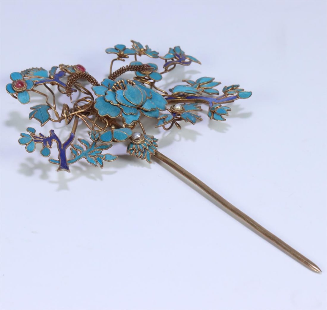 A Qing Dynasty silver-gilt hairpin: Qing Dynasty silver-gilt hairpin Size:17.8x11x2.2cmW:0.054kg (The Dimensions Of All Batches Are Manually Measured.If You Need More Detailed Information, Please Contact Our Customer