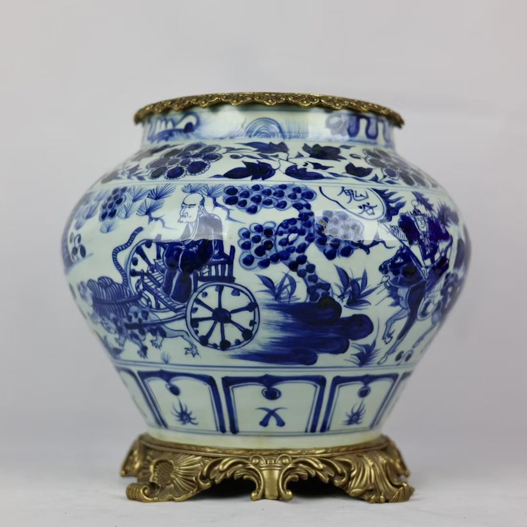 A beautiful large pot with copper edges inlaid with blue and white Guiguzi down the mountain: Exquisite blue and white Guiguzi downhill pattern inlaid copper-rimmed large jar Size:H:34cmCalibre:22cmBellydiameter:30cmBottom:25cm (The Dimensions Of All Batches Are Manually Measured.If You Need M