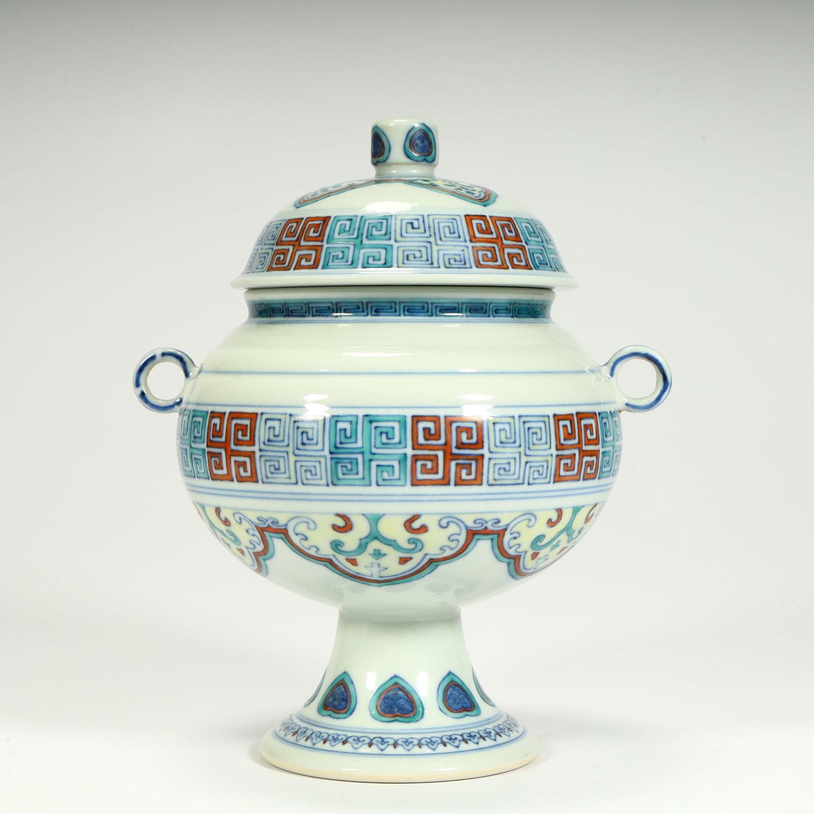 A Doucai echo Kuilong pattern amphora made in the Qianlong period of the Qing Dynasty: The Qianlong year of the Qing Dynasty has a Doucai back pattern Kuilong pattern amphora and a high foot cover bean Size:H:20cmL: 16cmW:12.5cmW:1.1kg (The Dimensions Of All Batches Are Manually Measure