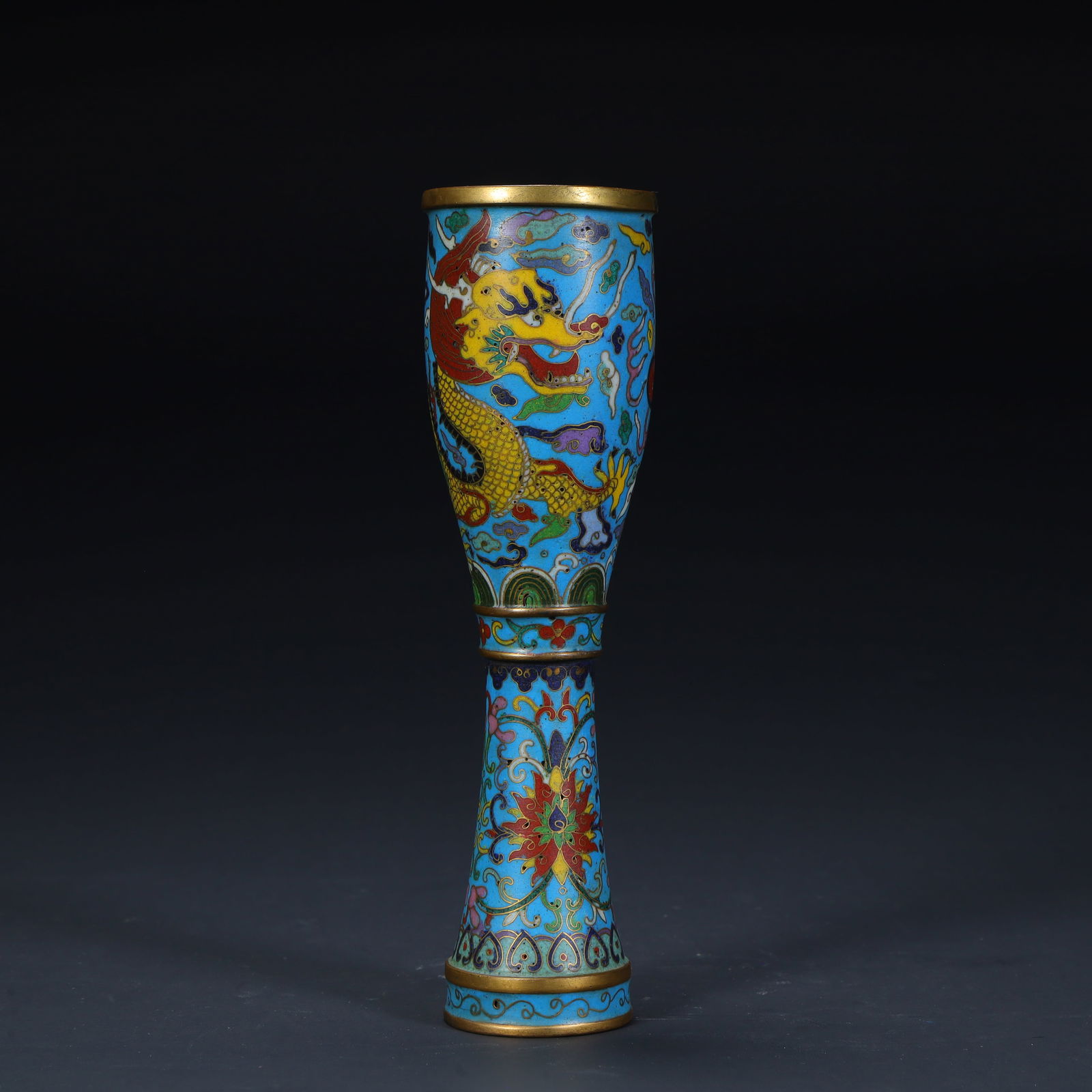 A Qianlong period copper tire cloisonné enamel dragon pattern high offering cup in the Qing Dynasty: Qing Dynasty Qianlong period copper tire cloisonné enamel dragon pattern high cup Size:H:15.5cmL: 4.4cmW:4.4cmW:224g (The Dimensions Of All Batches Are Manually Measured.If You