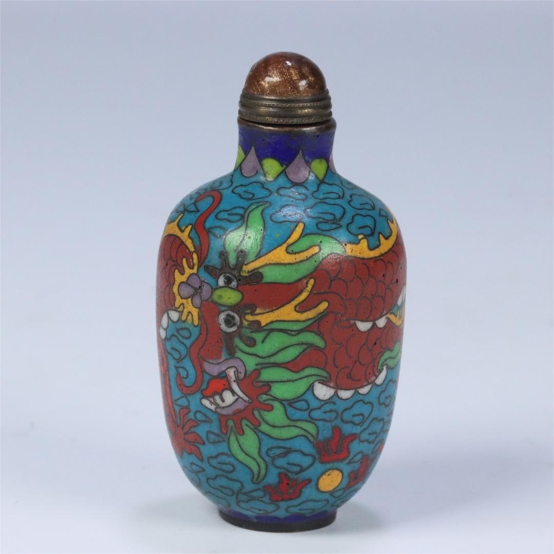 A cloisonné dragon pattern snuff bottle from the Qing Dynasty (1 of 9)