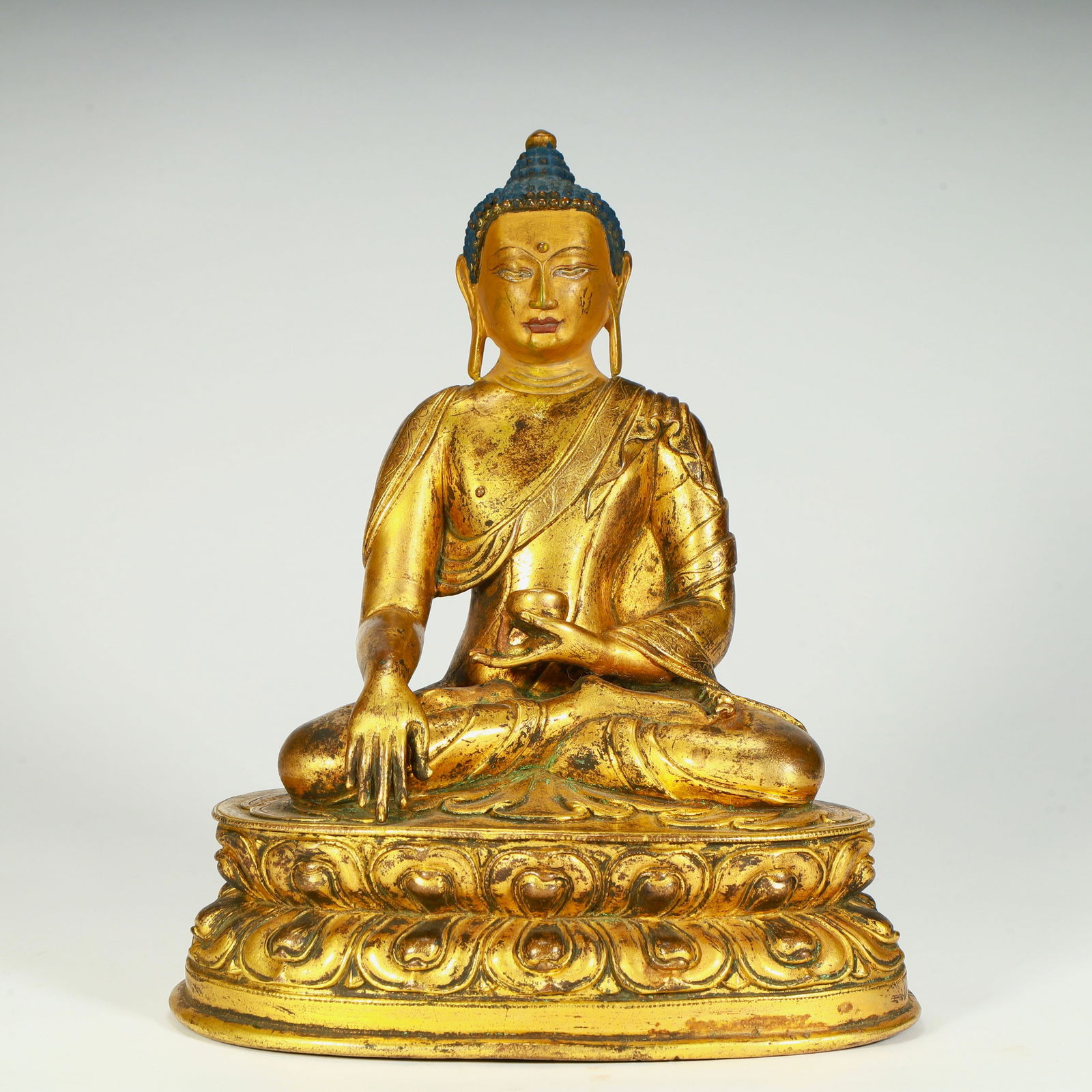 A bronze gilt Buddha statue of Shakyamuni in the style of the Qing Dynasty: Qing Dynasty style copper gilt Shakyamuni Buddha statue Size:H:23cmL: 18cmW:12.5cmW:2.4kg (The Dimensions Of All Batches Are Manually Measured.If You Need More Detailed Information, Please Contact Our