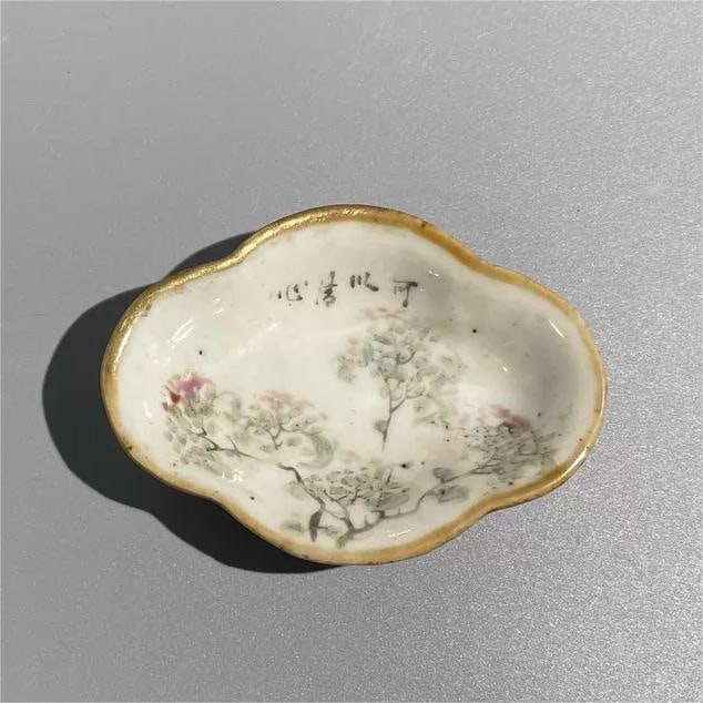 A beautiful small plate: Exquisite small plates (The Dimensions Of All Batches Are Manually Measured.If You Need More Detailed Information, Please Contact Our Customer Service Before Bidding.)