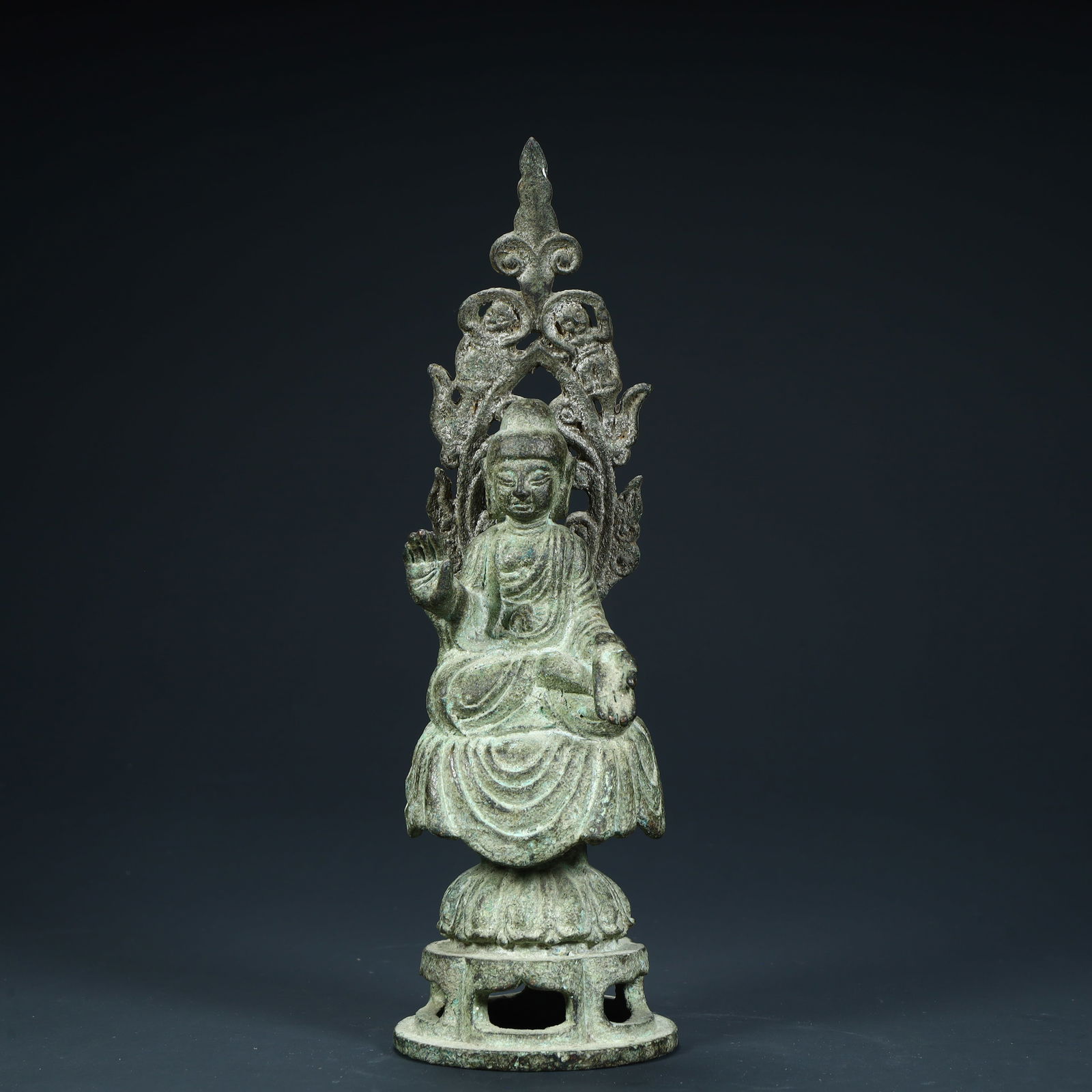 A bronze Buddha statue from the Tang Dynasty: Bronze Buddha statue of the Tang Dynasty Size:H:22cmL: 6.7cmW:6.7cmW:813g (The Dimensions Of All Batches Are Manually Measured.If You Need More Detailed Information, Please Contact