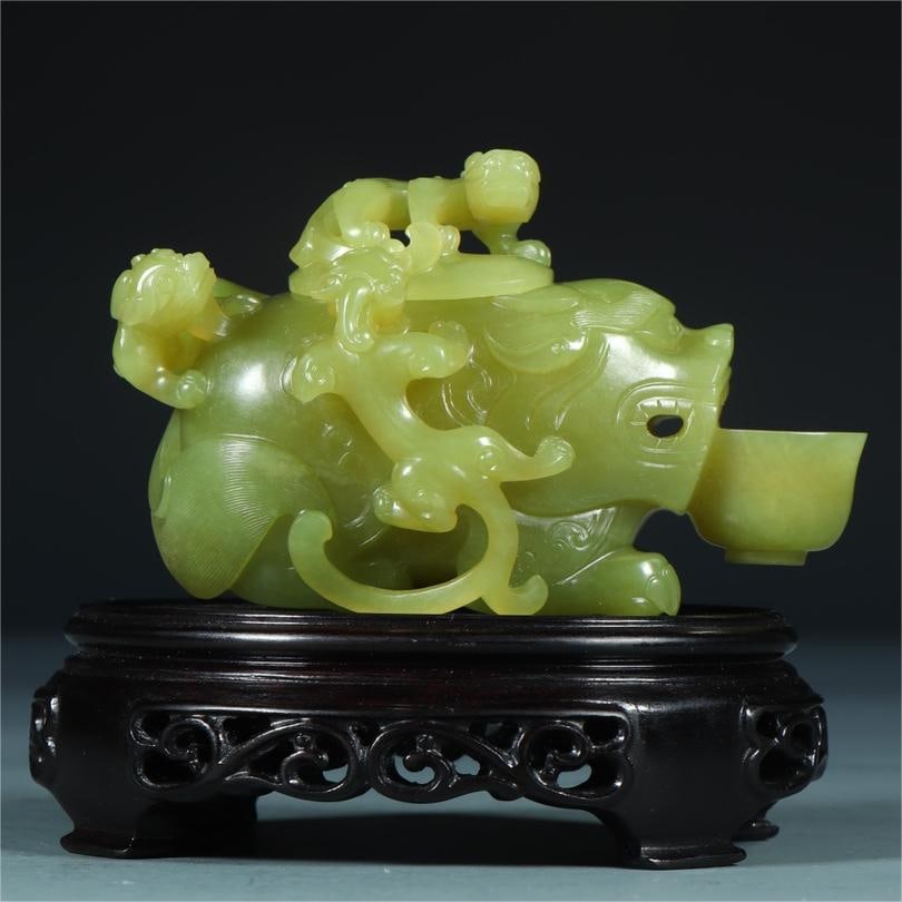 A beautiful Hetian topaz auspicious beast relief dragon water cheng: Exquisite Hetian topaz auspicious beast relief dragon water cheng Size:L:10.3cmW:5.7cmH:6.5cmW:194g (The Dimensions Of All Batches Are Manually Measured.If You Need More Detailed Information, Please C