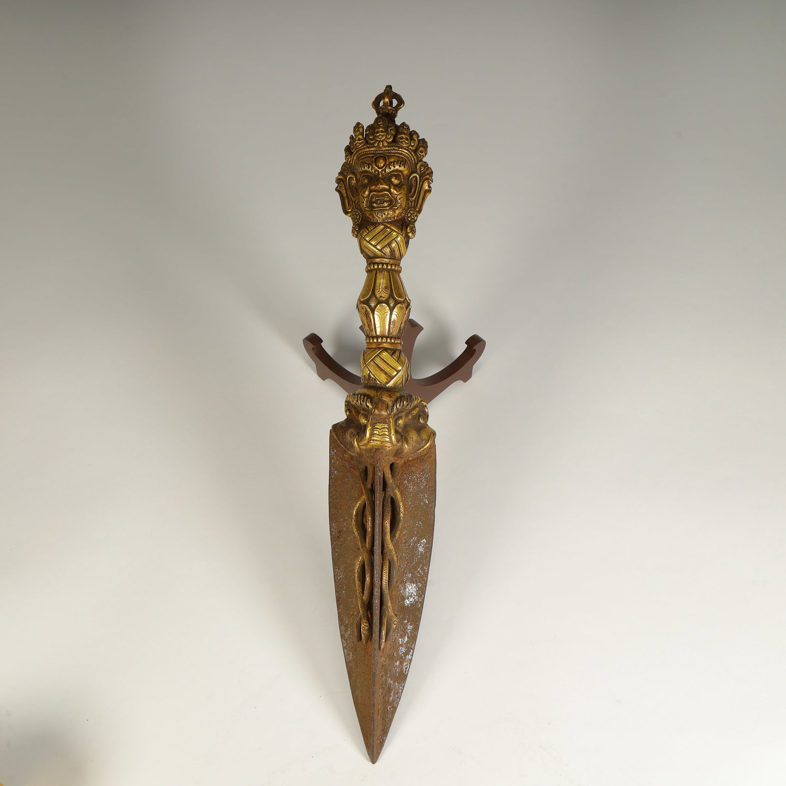 A fine vajra: Exquisite vajra Size:H:39cmL: 6cmW:6cmW:1.1kg (The Dimensions Of All Batches Are Manually Measured.If You Need More Detailed Information, Please Contact Our Customer Service Before Bidding.)