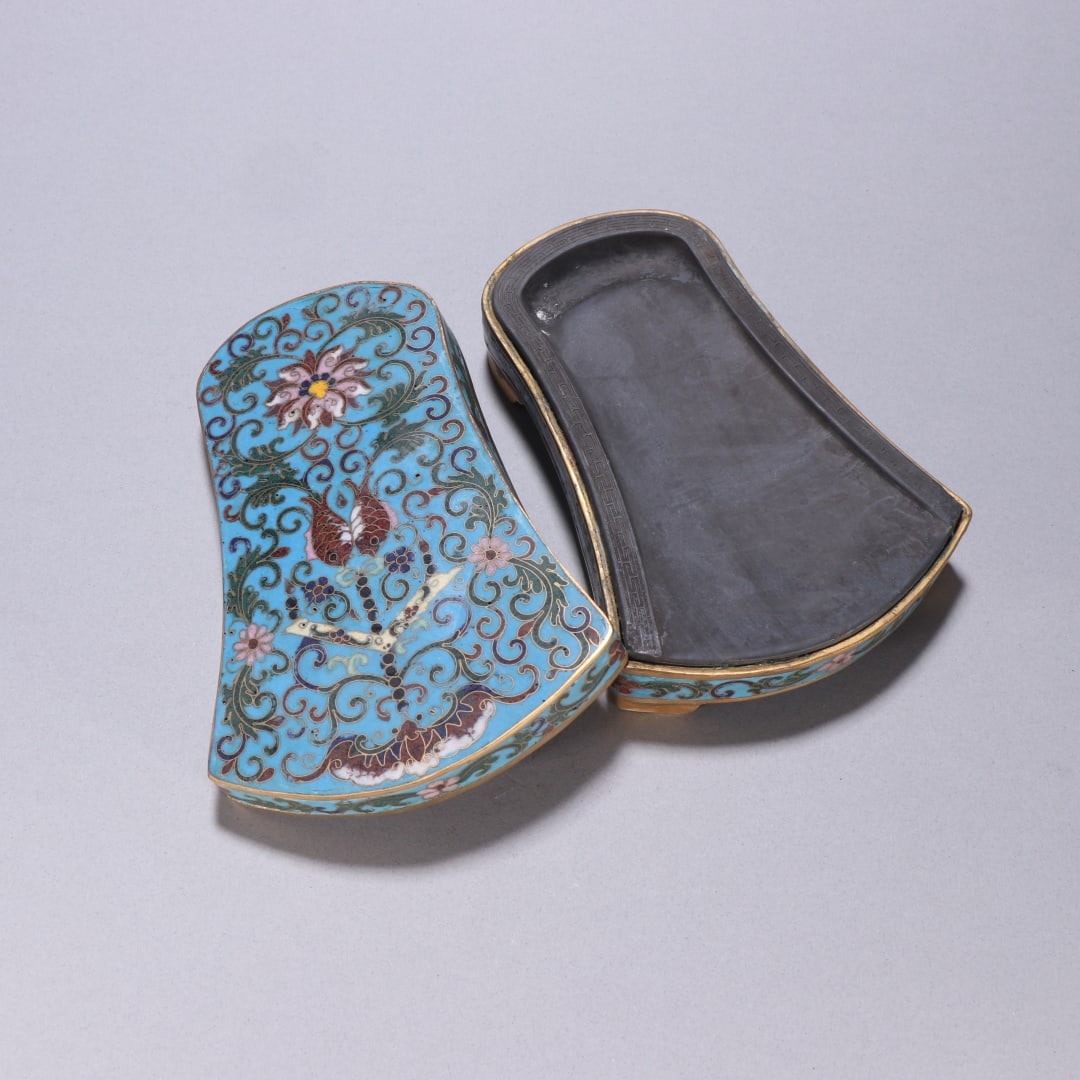 A copper-gilt cloisonné set of inkstones from the Qing Dynasty: Qing Dynasty copper gilt cloisonné set inkstone Size:H:4.4cmW:14.8×10.4cmW:0.8142kg (The Dimensions Of All Batches Are Manually Measured.If You Need More Detailed Information,