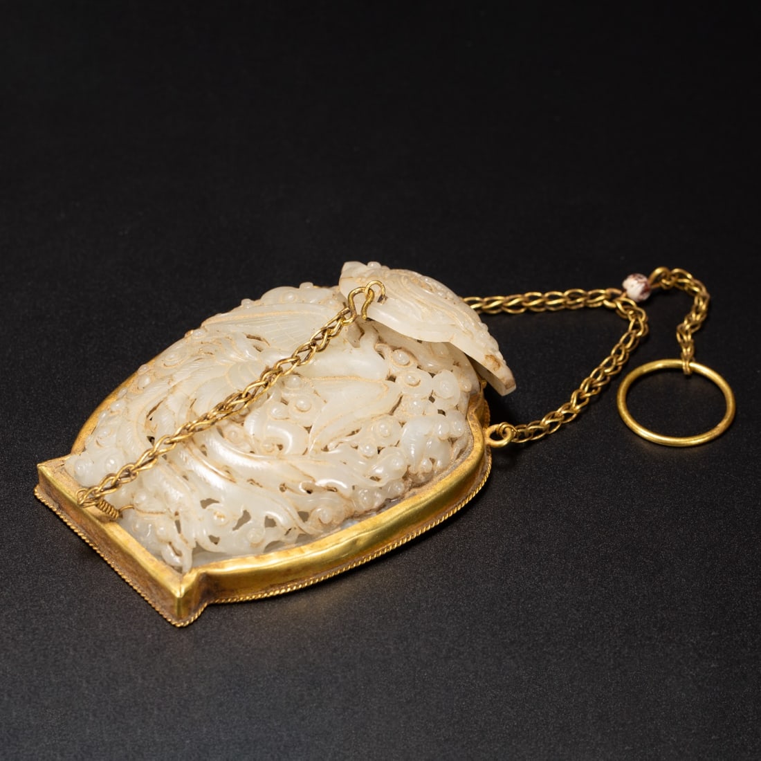 A beautiful Hetian jade-wrapped gold sachet: Exquisite Hetian jade-wrapped gold sachet Size:L:7cmW:4cmH:10cmW:0.130kg (The Dimensions Of All Batches Are Manually Measured.If You Need More Detailed Information, Please Contact Our Customer Service