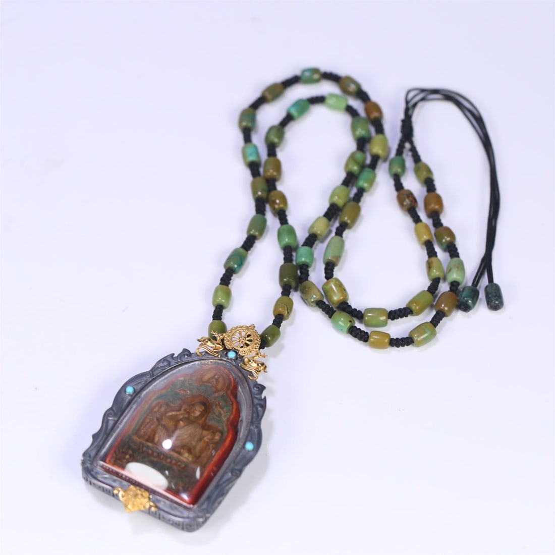 A Qing Dynasty Guru incense ash rubbing bag, sterling silver inlaid with gold, Gawu box with: The Guru's incense ash wipe bag in the Qing Dynasty is sterling silver inlaid with gold Gawu box and turquoise chain Size:6.8x4.2x1.7cmW:0.0399kg (The Dimensions Of All Batches Are Manually Measured.I