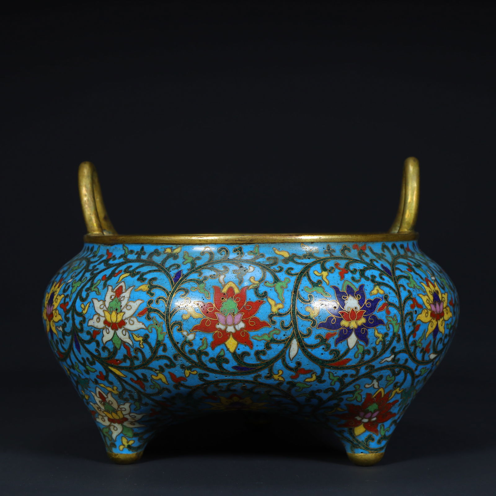 A copper-tired cloisonné enamel entwined lotus pattern amphora three-legged furnace in the Qianlong: Qing Dynasty Qianlong period copper tire cloisonné enamel entwined lotus pattern amphorae three-legged furnace Size:H:11.5cmL: 16cmW:16cmW:758g (The Dimensions Of All Batches Are Manually Measured.If